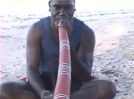 Didgeridoo. Australijski instrument dęty drewniany.